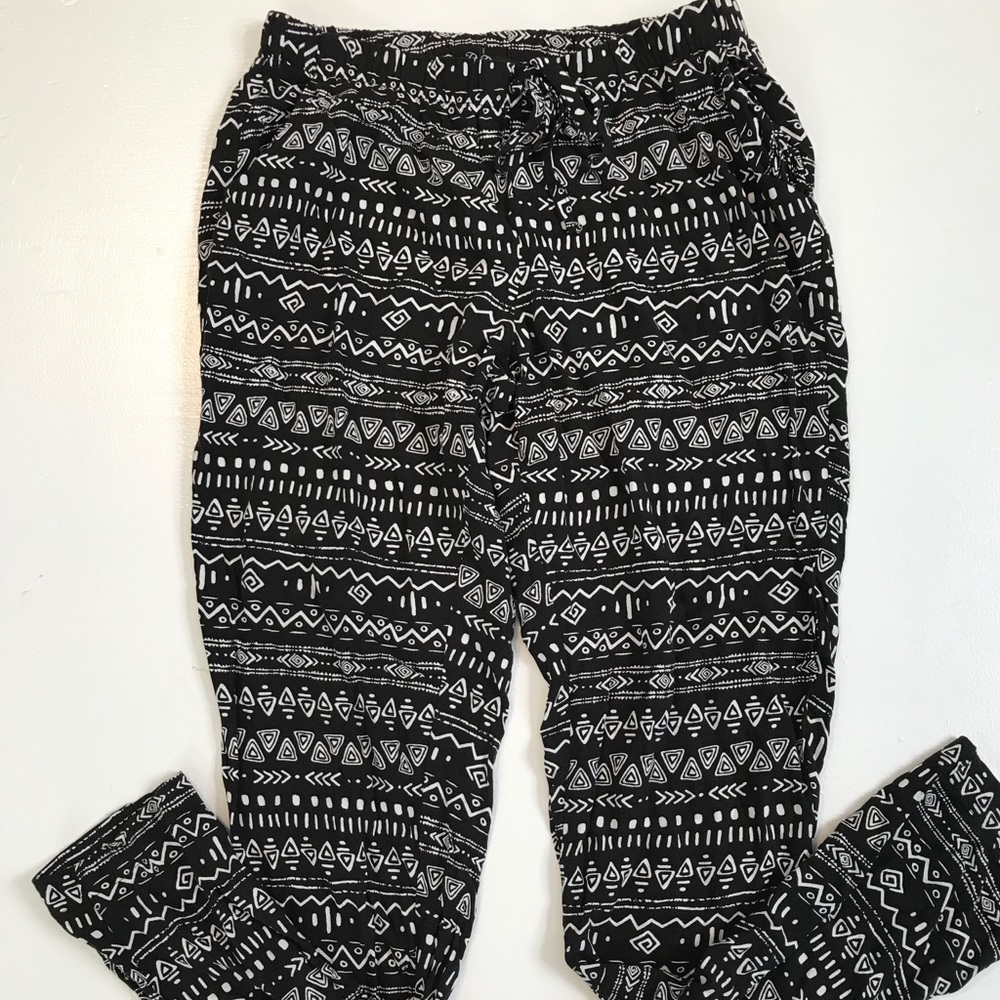 Flowy patterned pants with tight ankle